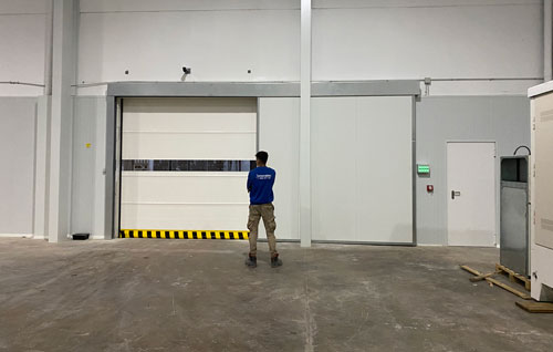 Mecanismo de persiana enrollable en un taller industrial puertas enrollables  en producción